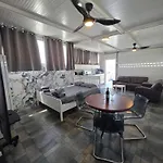 Апартаменты Costas Court *
