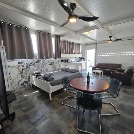 Апартаменты Costas Court *